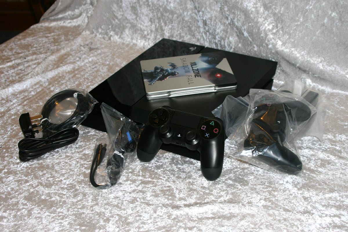 PlayStation 4 - looks a lot small out of the box